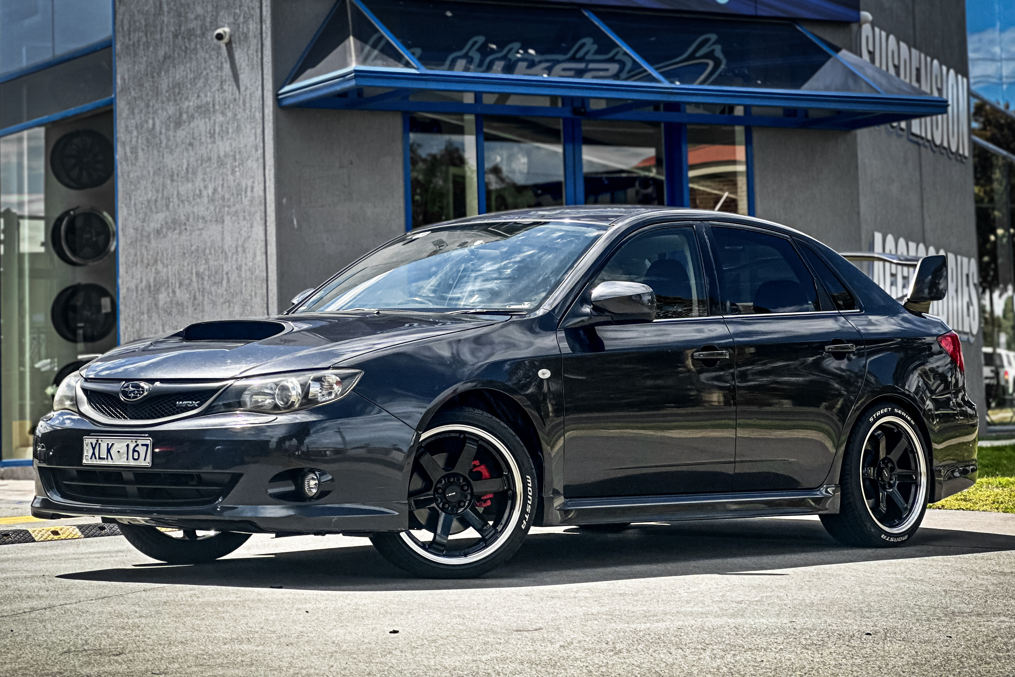 AV_06_GLOSS_BLACK_POLISHED_LIP_5